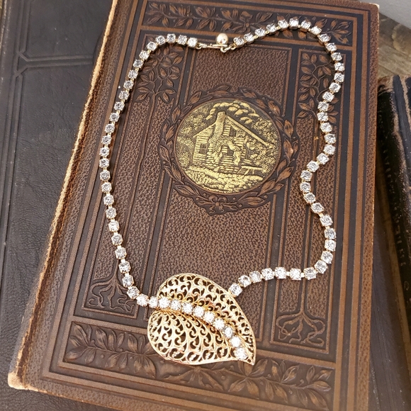 Vintage Gold Tone Leaf Gemstone Fashion Necklace 🍂😍 - Picture 6 of 11